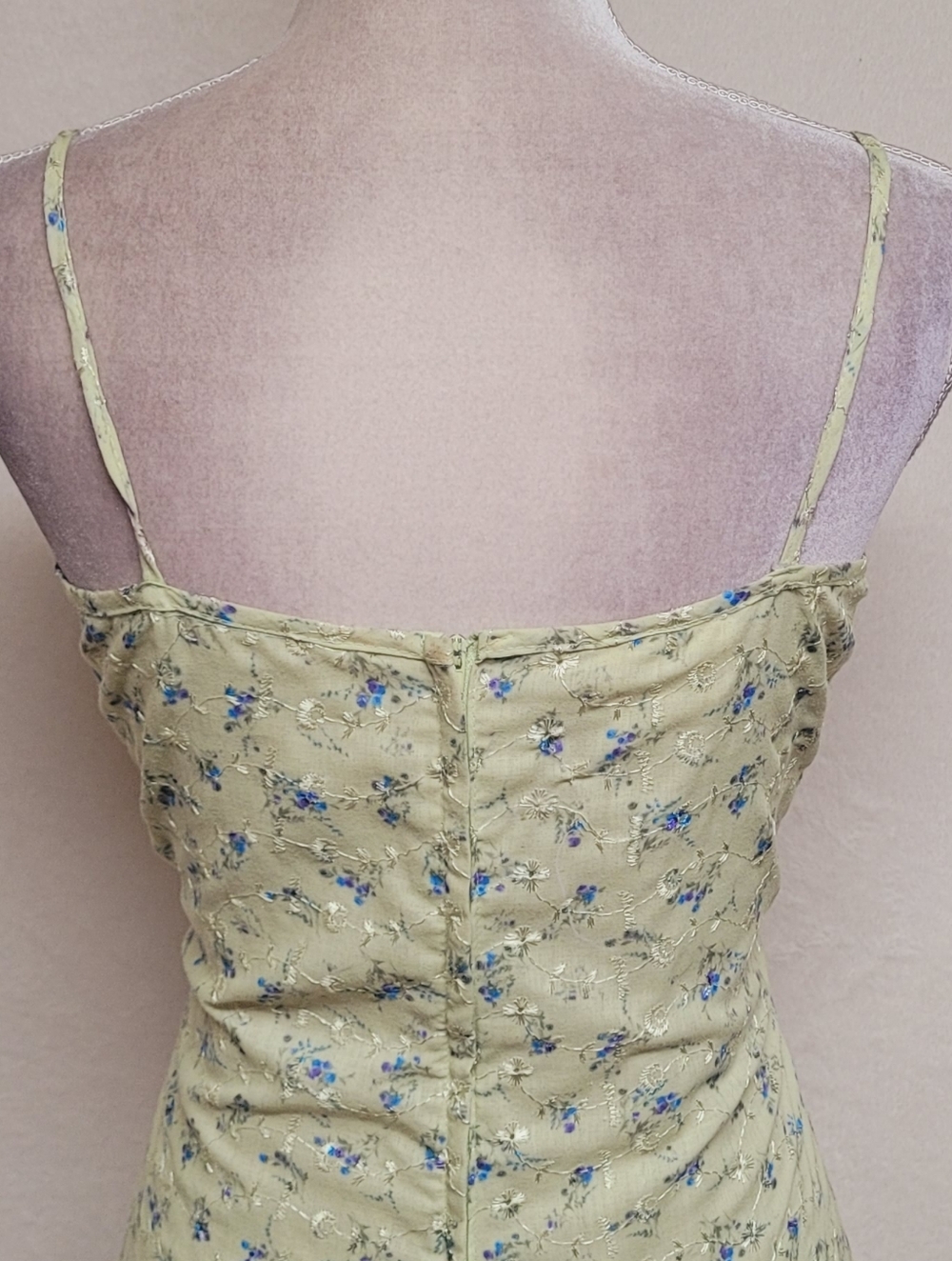 90s Vintage IZ Byer Sage Green Floral Embroidered Ruffle Hem Mini Dress 12 - Picture 8 of 12